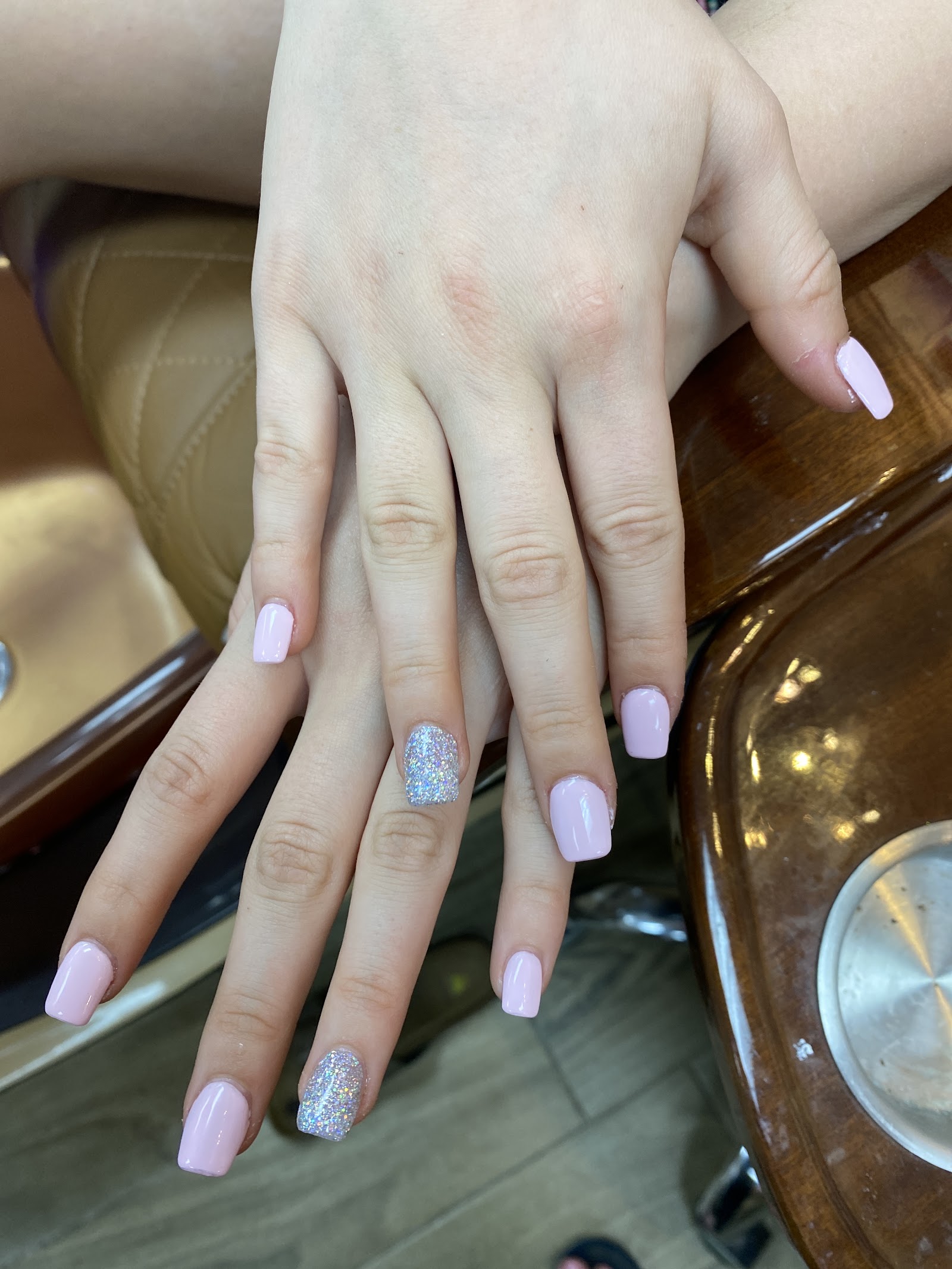 Lovely Nails logo
